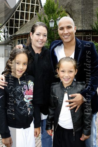 Kaatsheuvel 2 augustus 2009
Premiere show in de efteling. Roan X factor met vrouw en dochters
Peter Smulders bv