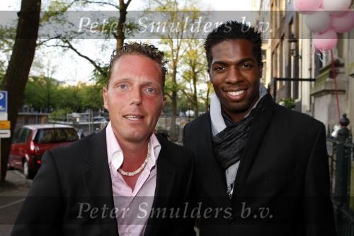 Amsterdam 2 juni 2009
Presentatie van de nieuwe samsung lady phone in de duif. Rob Geus en ...
Peter Smulders bv