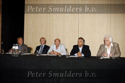 Amsterdam 1 juli 2009
Robert Schoemacher en zijn vader Matthijs tijdens persconferentie in het hilton hotel waar ze bekendmaken dat de familie Malenstein van de Bergmann kliniek 
hun kliniek overgenomen heeft.  Wel blijven ze werken voor hen.
Peter Smulders bv
