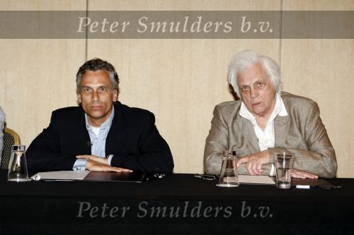 Amsterdam 1 juli 2009
Robert Schoemacher en zijn vader Matthijs tijdens persconferentie in het hilton hotel waar ze bekendmaken dat de familie Malenstein van de Bergmann kliniek 
hun kliniek overgenomen heeft.  Wel blijven ze werken voor hen.
Peter Smulders bv