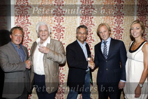 Amsterdam 1 juli 2009
Robert Schoemacher en zijn vader Matthijs tijdens persconferentie in het hilton hotel waar ze bekendmaken dat de familie Malenstein van de Bergmann kliniek 
hun kliniek overgenomen heeft.  Wel blijven ze werken voor hen.
Peter Smulders bv