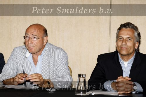 Amsterdam 1 juli 2009
Robert Schoemacher en zijn vader Matthijs tijdens persconferentie in het hilton hotel waar ze bekendmaken dat de familie Malenstein van de Bergmann kliniek 
hun kliniek overgenomen heeft.  Wel blijven ze werken voor hen.
Peter Smulders bv
