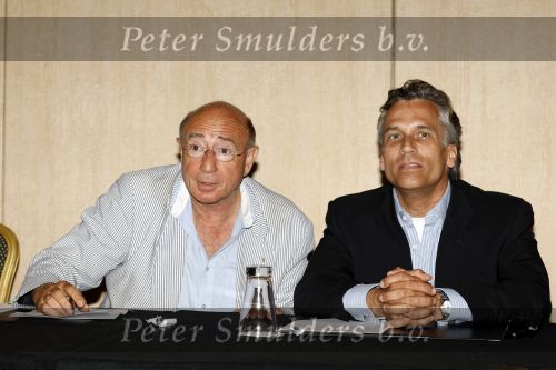 Amsterdam 1 juli 2009
Robert Schoemacher en zijn vader Matthijs tijdens persconferentie in het hilton hotel waar ze bekendmaken dat de familie Malenstein van de Bergmann kliniek 
hun kliniek overgenomen heeft.  Wel blijven ze werken voor hen.
Peter Smulders bv