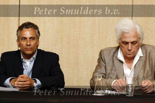 Amsterdam 1 juli 2009
Robert Schoemacher en zijn vader Matthijs tijdens persconferentie in het hilton hotel waar ze bekendmaken dat de familie Malenstein van de Bergmann kliniek 
hun kliniek overgenomen heeft.  Wel blijven ze werken voor hen.
Peter Smulders bv