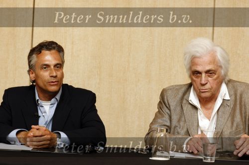 Amsterdam 1 juli 2009
Robert Schoemacher en zijn vader Matthijs tijdens persconferentie in het hilton hotel waar ze bekendmaken dat de familie Malenstein van de Bergmann kliniek 
hun kliniek overgenomen heeft.  Wel blijven ze werken voor hen.
Peter Smulders bv