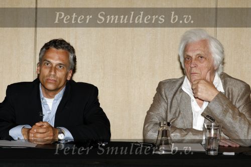Amsterdam 1 juli 2009
Robert Schoemacher en zijn vader Matthijs tijdens persconferentie in het hilton hotel waar ze bekendmaken dat de familie Malenstein van de Bergmann kliniek 
hun kliniek overgenomen heeft.  Wel blijven ze werken voor hen.
Peter Smulders bv