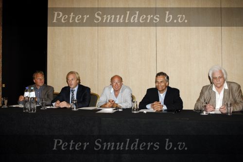 Amsterdam 1 juli 2009
Robert Schoemacher en zijn vader Matthijs tijdens persconferentie in het hilton hotel waar ze bekendmaken dat de familie Malenstein van de Bergmann kliniek 
hun kliniek overgenomen heeft.  Wel blijven ze werken voor hen.
Peter Smulders bv