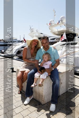 Sant Tropez 7 augustus 2009
Robert Claudia en Olivia Schoemacher op vakantie in sant Tropez.
Peter Smulders bv