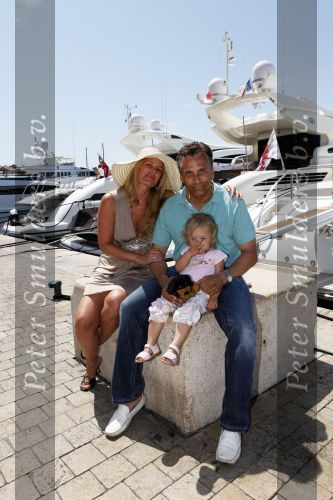 Sant Tropez 7 augustus 2009
Robert Claudia en Olivia Schoemacher op vakantie in sant Tropez.
Peter Smulders bv