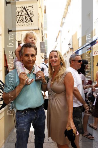 Sant Tropez 7 augustus 2009
Robert Claudia en Olivia Schoemacher op vakantie in sant Tropez.
Peter Smulders bv