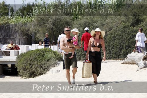Sant Tropez 7 augustus 2009
Robert Claudia en Olivia Schoemacher op vakantie in sant Tropez.
Peter Smulders bv