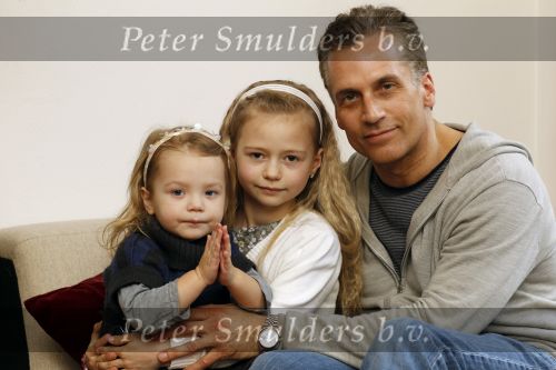 Den Haag 14 maart 2010
Robert Schoemacher met zijn dochters Livia en en Andjelica en vrouw Claudia en zijn ex vriendin Anja bij hem thuis.
Peter Smulders bv