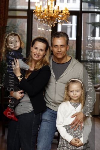 Den Haag 14 maart 2010
Robert Schoemacher met zijn dochters Livia en en Andjelica en vrouw Claudia en zijn ex vriendin Anja bij hem thuis.
Peter Smulders bv