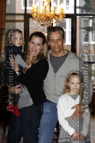 Den Haag 14 maart 2010
Robert Schoemacher met zijn dochters Livia en en Andjelica en vrouw Claudia en zijn ex vriendin Anja bij hem thuis.
Peter Smulders bv