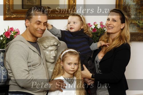 Den Haag 14 maart 2010
Robert Schoemacher met zijn dochters Livia en en Andjelica en vrouw Claudia en zijn ex vriendin Anja bij hem thuis.
Peter Smulders bv