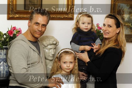 Den Haag 14 maart 2010
Robert Schoemacher met zijn dochters Livia en en Andjelica en vrouw Claudia en zijn ex vriendin Anja bij hem thuis.
Peter Smulders bv