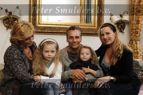 Den Haag 14 maart 2010
Robert Schoemacher met zijn dochters Livia en en Andjelica en vrouw Claudia en zijn ex vriendin Anja bij hem thuis.
Peter Smulders bv