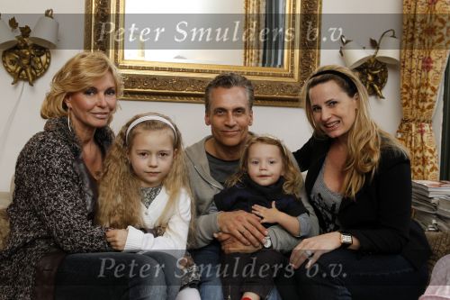 Den Haag 14 maart 2010
Robert Schoemacher met zijn dochters Livia en en Andjelica en vrouw Claudia en zijn ex vriendin Anja bij hem thuis.
Peter Smulders bv