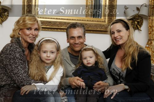 Den Haag 14 maart 2010
Robert Schoemacher met zijn dochters Livia en en Andjelica en vrouw Claudia en zijn ex vriendin Anja bij hem thuis.
Peter Smulders bv