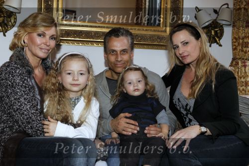 Den Haag 14 maart 2010
Robert Schoemacher met zijn dochters Livia en en Andjelica en vrouw Claudia en zijn ex vriendin Anja bij hem thuis.
Peter Smulders bv