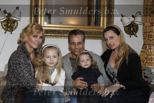 Den Haag 14 maart 2010
Robert Schoemacher met zijn dochters Livia en en Andjelica en vrouw Claudia en zijn ex vriendin Anja bij hem thuis.
Peter Smulders bv