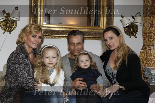 Den Haag 14 maart 2010
Robert Schoemacher met zijn dochters Livia en en Andjelica en vrouw Claudia en zijn ex vriendin Anja bij hem thuis.
Peter Smulders bv