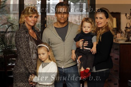 Den Haag 14 maart 2010
Robert Schoemacher met zijn dochters Livia en en Andjelica en vrouw Claudia en zijn ex vriendin Anja bij hem thuis.
Peter Smulders bv
