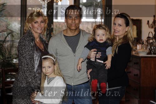 Den Haag 14 maart 2010
Robert Schoemacher met zijn dochters Livia en en Andjelica en vrouw Claudia en zijn ex vriendin Anja bij hem thuis.
Peter Smulders bv