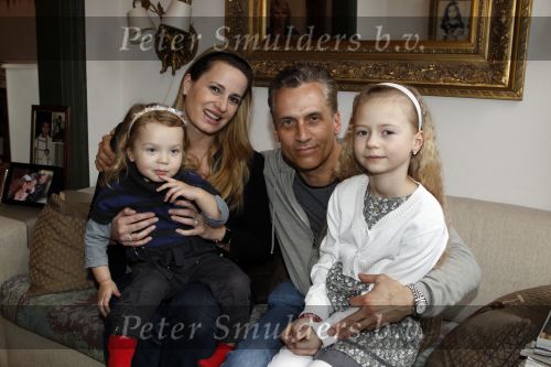 Den Haag 14 maart 2010
Robert Schoemacher met zijn dochters Livia en en Andjelica en vrouw Claudia en zijn ex vriendin Anja bij hem thuis.
Peter Smulders bv