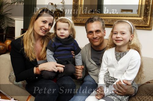Den Haag 14 maart 2010
Robert Schoemacher met zijn dochters Livia en en Andjelica en vrouw Claudia en zijn ex vriendin Anja bij hem thuis.
Peter Smulders bv