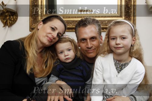 Den Haag 14 maart 2010
Robert Schoemacher met zijn dochters Livia en en Andjelica en vrouw Claudia en zijn ex vriendin Anja bij hem thuis.
Peter Smulders bv