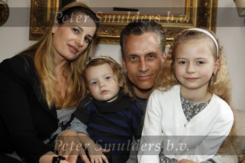 Den Haag 14 maart 2010
Robert Schoemacher met zijn dochters Livia en en Andjelica en vrouw Claudia en zijn ex vriendin Anja bij hem thuis.
Peter Smulders bv