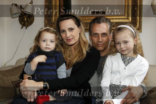 Den Haag 14 maart 2010
Robert Schoemacher met zijn dochters Livia en en Andjelica en vrouw Claudia en zijn ex vriendin Anja bij hem thuis.
Peter Smulders bv