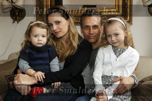 Den Haag 14 maart 2010
Robert Schoemacher met zijn dochters Livia en en Andjelica en vrouw Claudia en zijn ex vriendin Anja bij hem thuis.
Peter Smulders bv