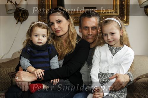 Den Haag 14 maart 2010
Robert Schoemacher met zijn dochters Livia en en Andjelica en vrouw Claudia en zijn ex vriendin Anja bij hem thuis.
Peter Smulders bv