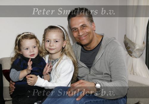 Den Haag 14 maart 2010
Robert Schoemacher met zijn dochters Livia en en Andjelica en vrouw Claudia en zijn ex vriendin Anja bij hem thuis.
Peter Smulders bv