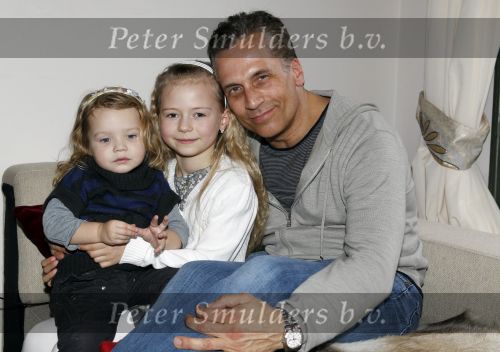 Den Haag 14 maart 2010
Robert Schoemacher met zijn dochters Livia en en Andjelica en vrouw Claudia en zijn ex vriendin Anja bij hem thuis.
Peter Smulders bv