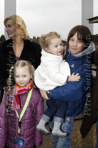 Harderwijk 20 maart 2010
Premiere show in het dolfinarium. Robert Schoemacher met zij vrouw Claudia vriendin Anja en Kinderen Moos Livia en Andjelica
Peter Smulders bv
