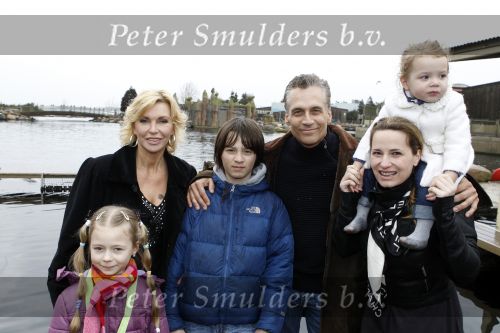 Harderwijk 20 maart 2010
Premiere show in het dolfinarium. Robert Schoemacher met zij vrouw Claudia vriendin Anja en Kinderen Moos Livia en Andjelica
Peter Smulders bv