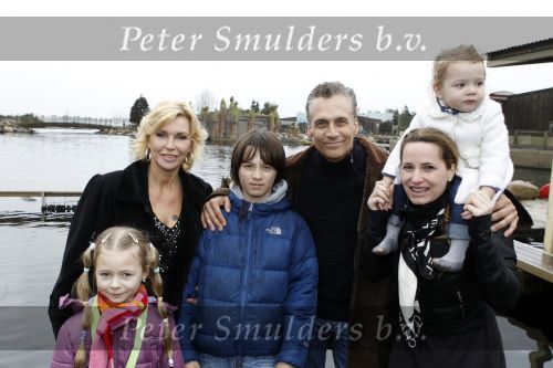 Harderwijk 20 maart 2010
Premiere show in het dolfinarium. Robert Schoemacher met zij vrouw Claudia vriendin Anja en Kinderen Moos Livia en Andjelica
Peter Smulders bv