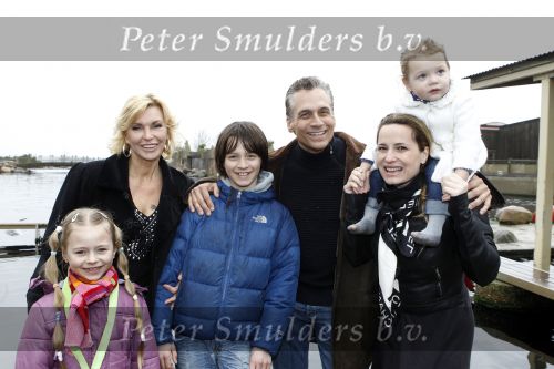 Harderwijk 20 maart 2010
Premiere show in het dolfinarium. Robert Schoemacher met zij vrouw Claudia vriendin Anja en Kinderen Moos Livia en Andjelica
Peter Smulders bv
