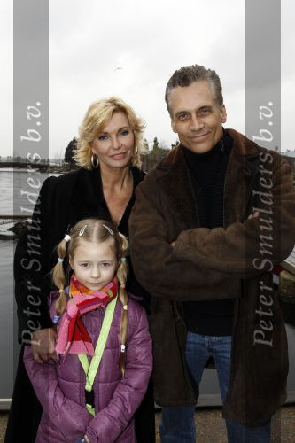 Harderwijk 20 maart 2010
Premiere show in het dolfinarium. Robert Schoemacher met zij vrouw Claudia vriendin Anja en Kinderen Moos Livia en Andjelica
Peter Smulders bv