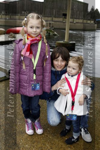 Harderwijk 20 maart 2010
Premiere show in het dolfinarium. Robert Schoemacher met zij vrouw Claudia vriendin Anja en Kinderen Moos Livia en Andjelica
Peter Smulders bv