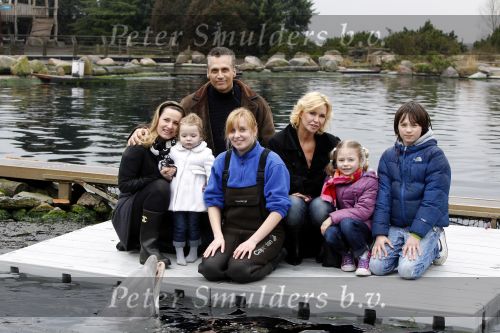 Harderwijk 20 maart 2010
Premiere show in het dolfinarium. Robert Schoemacher met zij vrouw Claudia vriendin Anja en Kinderen Moos Livia en Andjelica
Peter Smulders bv