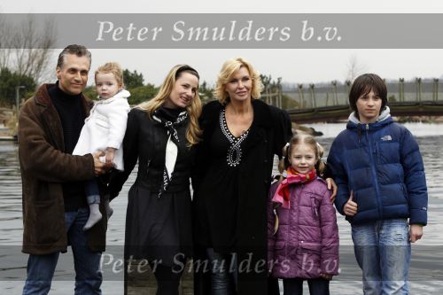 Harderwijk 20 maart 2010
Premiere show in het dolfinarium. Robert Schoemacher met zij vrouw Claudia vriendin Anja en Kinderen Moos Livia en Andjelica
Peter Smulders bv
