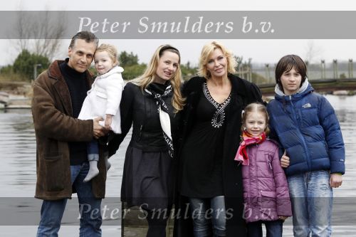 Harderwijk 20 maart 2010
Premiere show in het dolfinarium. Robert Schoemacher met zij vrouw Claudia vriendin Anja en Kinderen Moos Livia en Andjelica
Peter Smulders bv