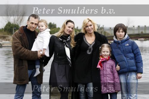 Harderwijk 20 maart 2010
Premiere show in het dolfinarium. Robert Schoemacher met zij vrouw Claudia vriendin Anja en Kinderen Moos Livia en Andjelica
Peter Smulders bv