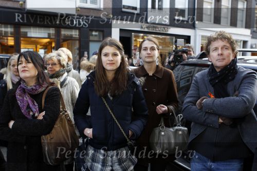 Amsterdam 6 maart 2010
Charlotte ten Brink zingt bij azzuro for kids op de pc hooftstraat. Robert Roos en haar zussen kijken toe
Peter Smulders bv