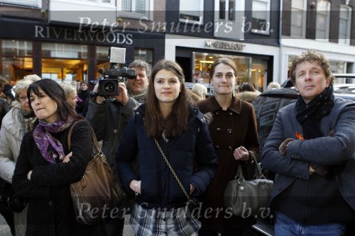Amsterdam 6 maart 2010
Charlotte ten Brink zingt bij azzuro for kids op de pc hooftstraat. Robert Roos en haar zussen kijken toe
Peter Smulders bv