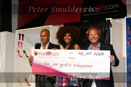 Amsterdam 20 juli 2009
VIP shopping in de westergasfabriek. Winnares Robin Knitter met Viggo Waas en Bastiaan v Schaijk
Peter Smulders bv